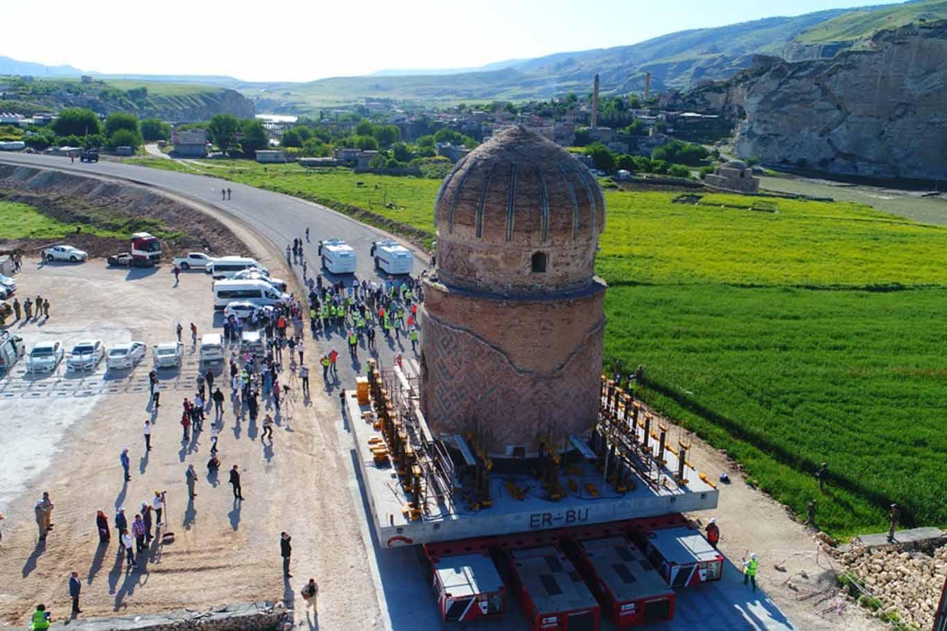 650 yıllık Zeynel Bey Türbesi'nin taşınması başarıyla tamamlandı 650 yıllık Zeynel Bey Türbesi'nin taşınması başarıyla tamamlandı